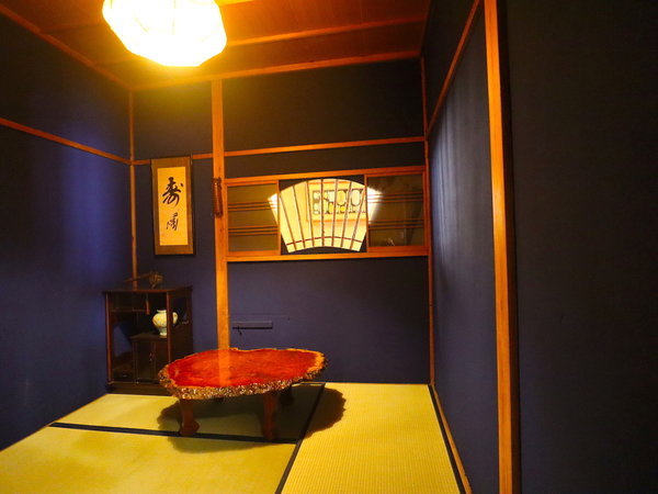 2階藍色の和室