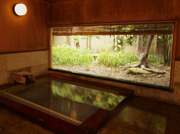 *源泉かけ流しの天然温泉。檜風呂からは、中庭の景色が眺められます。