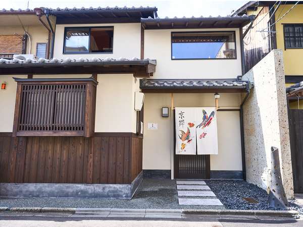 のれんが目印です。落ち着いた住宅地に佇んでおりますが、清水寺や祇園へ徒歩圏内とアクセス良好