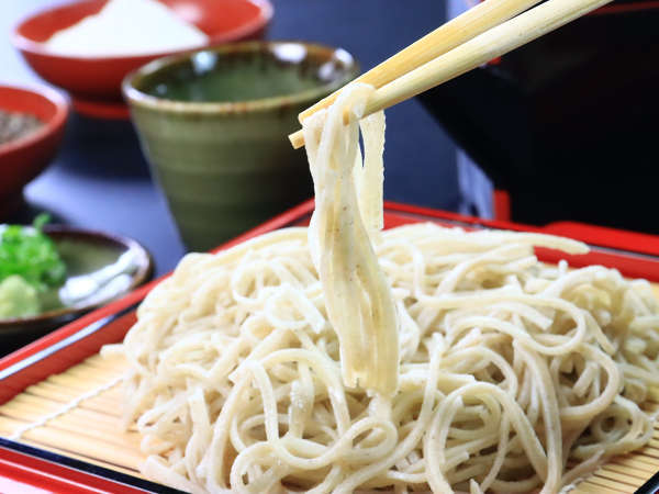 夕食の一例　＜こだわりのお蕎麦＞日替わりで、ざるそばやかけそばをどうぞ。