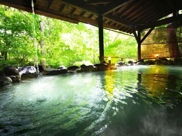 【かわせみの湯／大露天風呂】ボナリの森、最大の魅力は豊富な湯量を活かした大露天風呂。