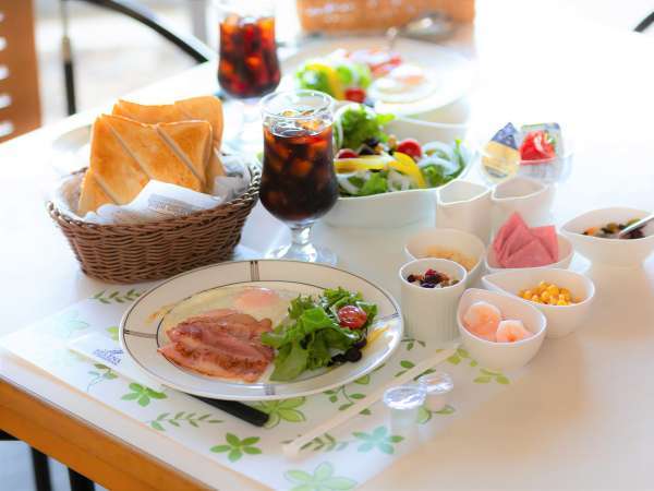 【ご朝食】厚切りトーストの洋食プレートです。フレッシュサラダはおかわり自由。自家製いちごジャム付