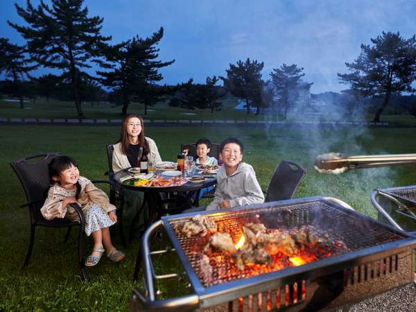 焼き台はヴィラ共有リビングルームの外(ひさし下)に設置致します。抜群の解放感の中でお楽しみください