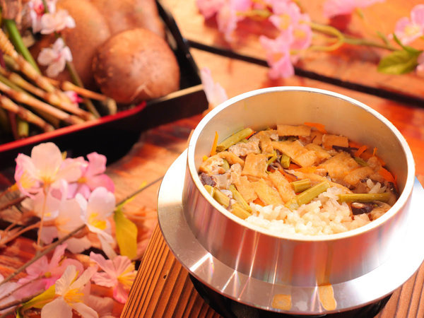 【春の釜飯】春の山菜釜飯に彩りを変更♪お米も自家製米を使用しておりふっくら炊きたてをいただけます♪