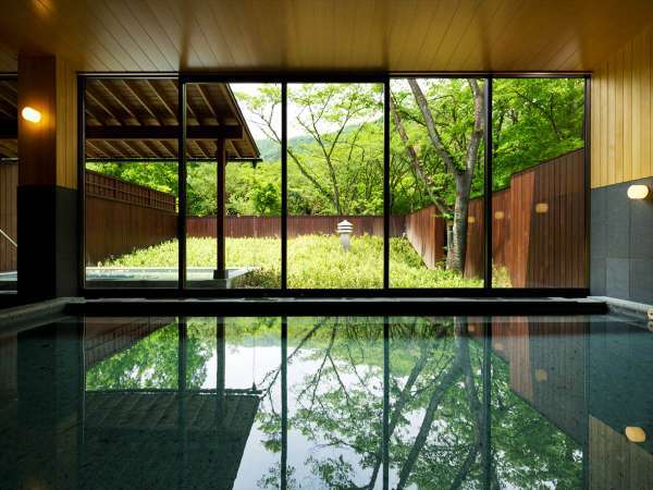 【大浴場イメージ】夏は新緑の森を眺めながら名湯・鬼怒川の湯をお楽しみいただけます。