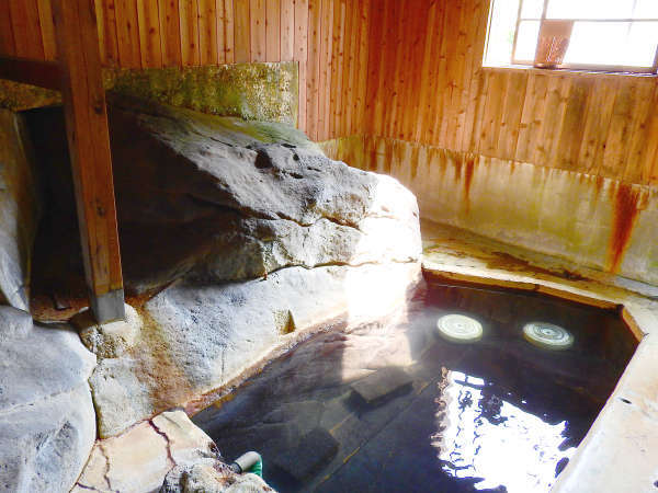 *【石の湯】足元湧出の単純硫黄泉。これぞ温泉！といった硫黄の香りに包まれます。