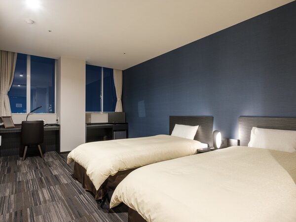 ツインルームにはスタイリッシュなブルーの壁紙のお部屋も。