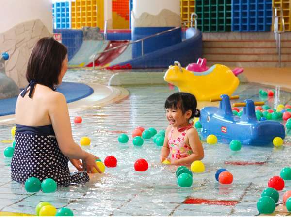 お子様用プールの水深は15cm。※幼児のお子様は水遊び用パンツの着用をお願いします。
