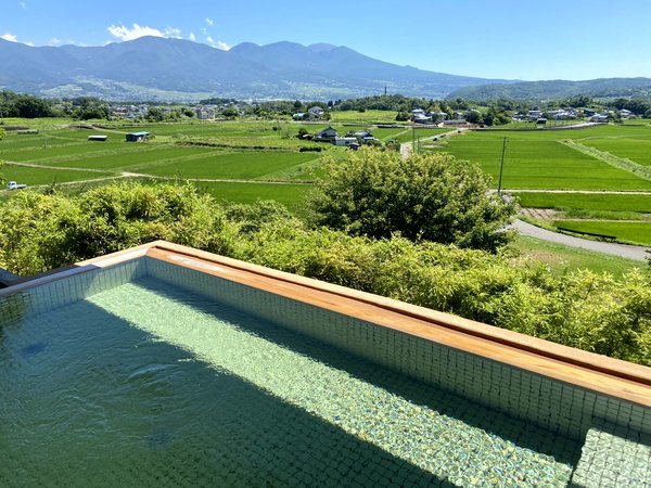 露天風呂から田園風景が一望