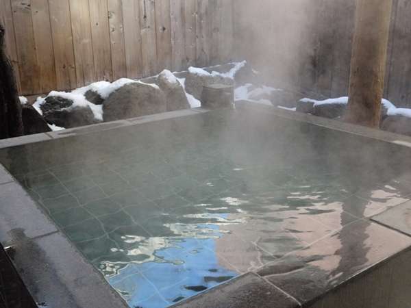 野趣あふれる露天風呂も源泉１００％の天然温泉。