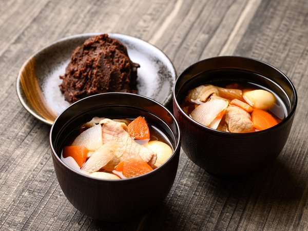 【豊川限定赤みそ豚汁】愛知の名産「豆味噌」を愛知県産のフクユタカを使って丁寧に仕込んだ赤味噌の豚汁