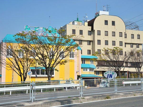 コンビニは道路を挟んだ向かい側（徒歩２分）。レジャー施設はラウンドワンがすぐお隣♪