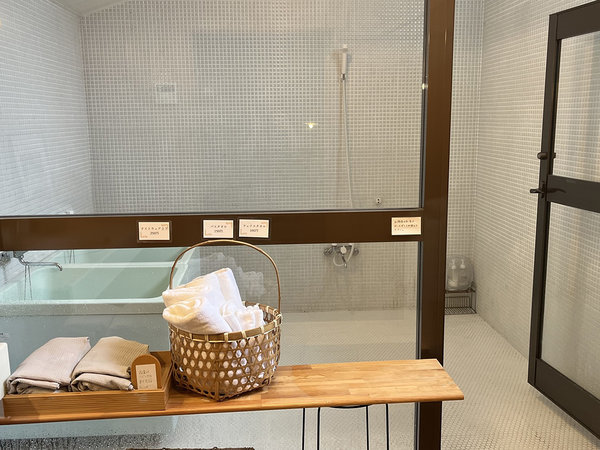 ・【かわせみ:バスルーム】2つの浴槽を備えたバスルーム。タオル等のアメニティは有料です