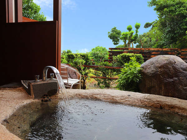 お部屋の温泉露天風呂。美人の湯と名高い「榊原温泉の湯」をお部屋で。岩風呂タイプ。