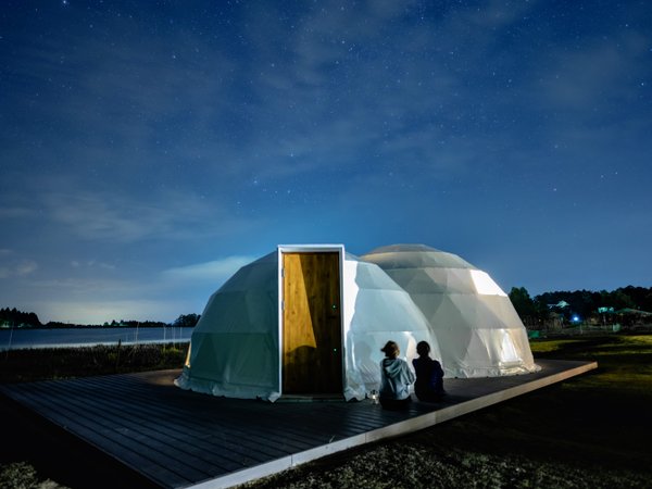 大自然の中で見上げる夜空は格別。星の瞬きまで感じでください。