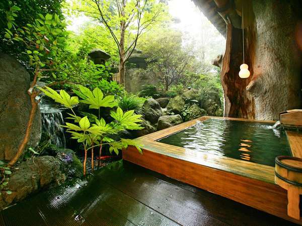 日本庭園を臨む月待ちの湯（露天風呂）