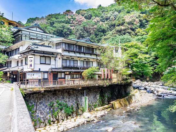 外観　木造4層建て数寄屋造りの旅情あふれる老舗の箱根温泉旅館