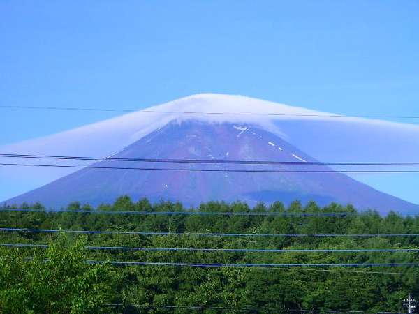 富士山に傘雲がたなびいています。