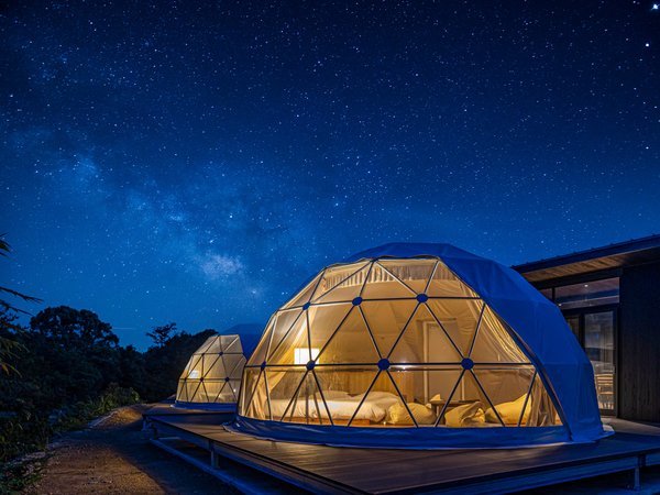 夜のドームテントから眺める星空は圧巻！周りに強い明かりも少なくそれぞれの季節の天体観測が楽しめます。