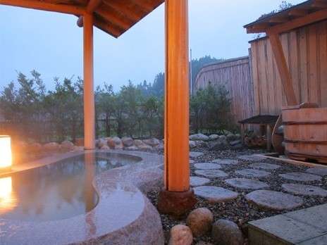 連なる山々に抱かれたような露天風呂からの眺めは朝・昼・夜で異なった趣がございます。