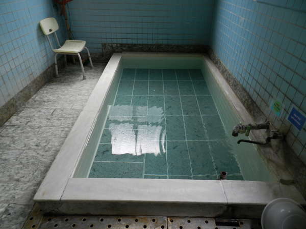 内湯平成２５年９月に浴槽の底に秋田県十和田湖の青石に張り替えました