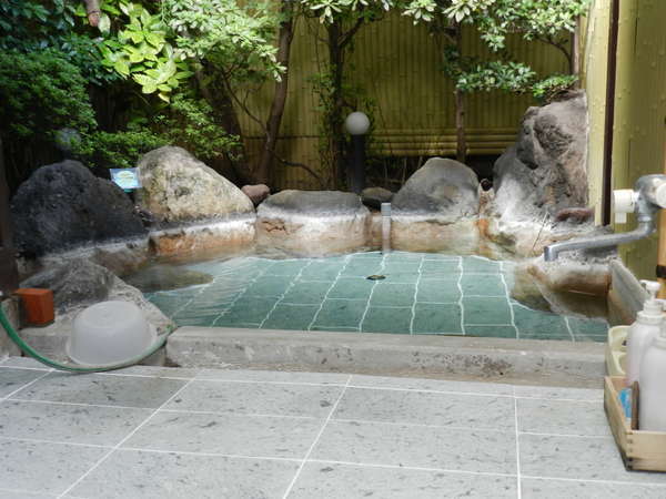 露天風呂、平成２５年９月に洗い場と浴槽内に秋田十和田湖産青石を貼りました柔ら触りです、