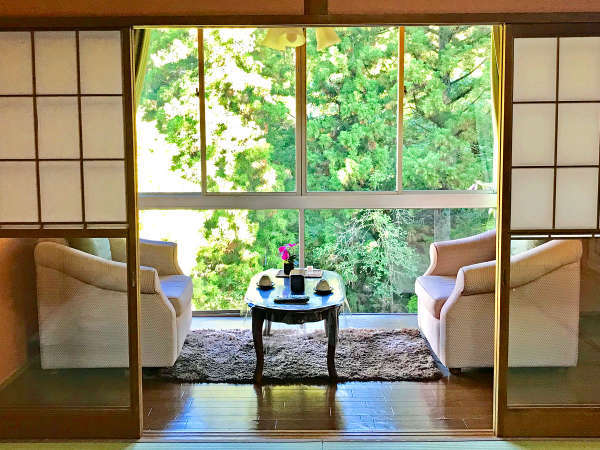 畳と木のぬくもり溢れる空間です。開放的な窓からは、郡上の山々の自然溢れる光景が広がります。