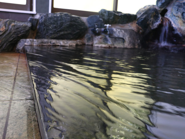 【#温泉・男湯】全国的に珍しい泉質でファン多数の湯本温泉。源泉100％かけ流しです。