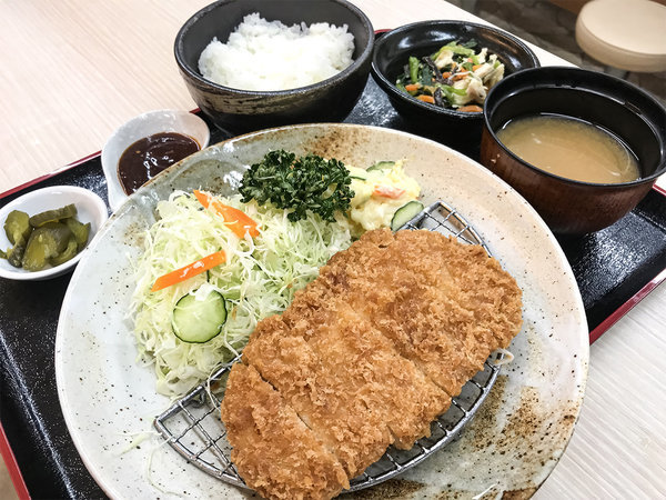 ・夕食一例：カラっと揚げられたトンカツ