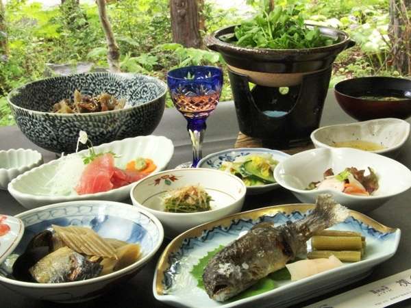 【夕食一例】四季、地場産の山菜・野菜を使った旬の「四季彩料理」をお楽しみいただけます。　　　