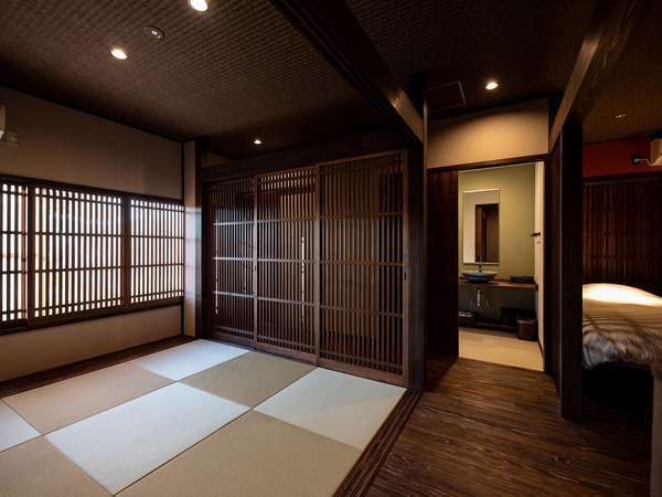 【和洋室　龍の間】　琉球畳と仕掛け窓【無双窓】が特徴の畳の間、やさしい日差しの中でくつろげる空間造り
