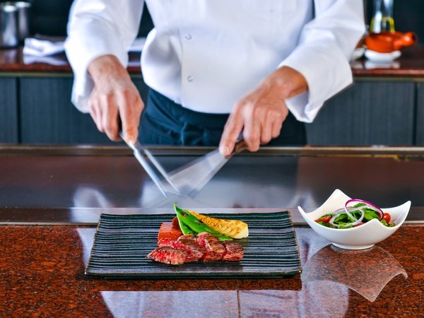 鉄板コース鉄板カウンターでシェフが目の前で焼き上げます