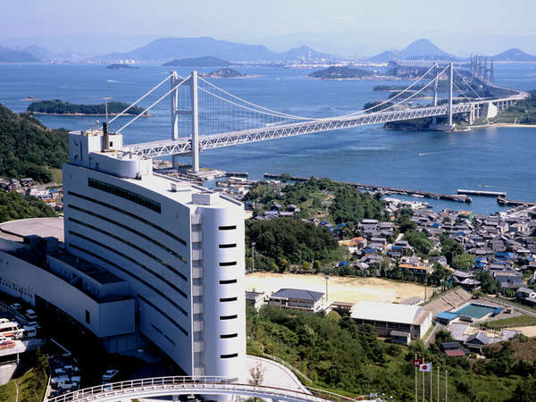 架橋35周年を迎えた瀬戸大橋と瀬戸内海を眼下に見下ろす高台に建つ白亜のリゾートホテルです。