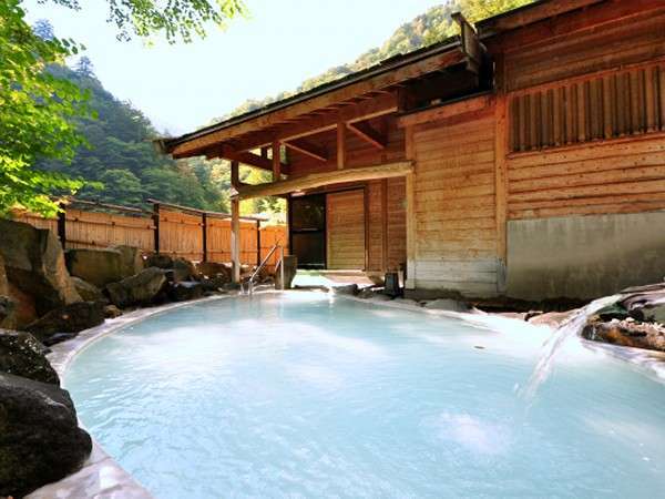 新緑とさわやかな風が心地良い！見上げれば青空『野天風呂』。