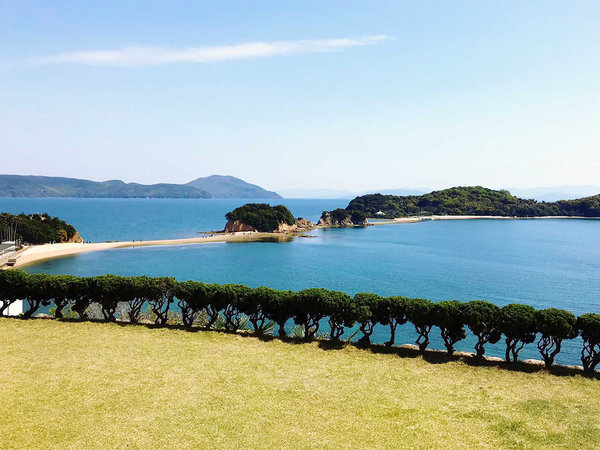 1日2回、干潮時に海の中から現れる天使の散歩道・エンジェルロードが目の前に。