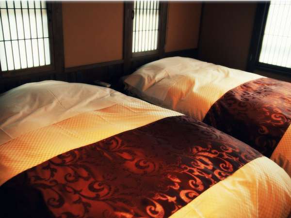 新館：別邸離れ二階の寝室　シモンズ社製のベッドをご用意しました。