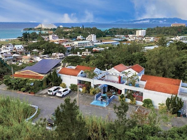 沖縄恩納村の海と空と緑を望むロケーション