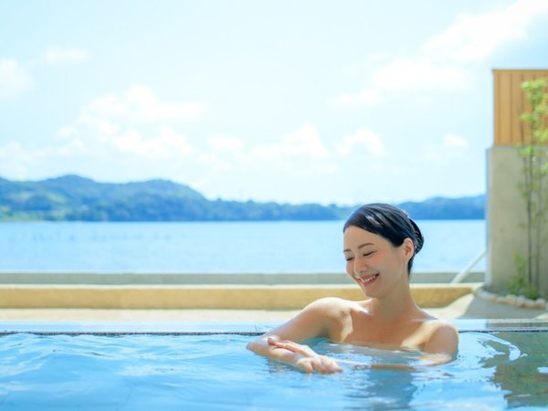 湖面まで１ｍの温泉露天風呂。四季折々の浜名湖を一望いただけます。