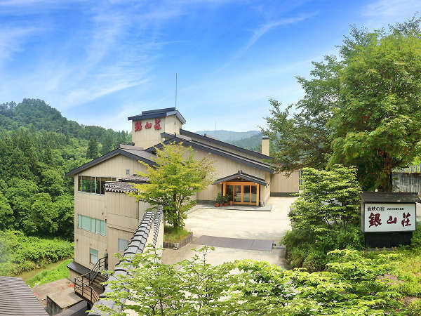 【外観昼景】銀山荘は銀山温泉の中において建物としてもサービスとしても近代的な仕様になっております。