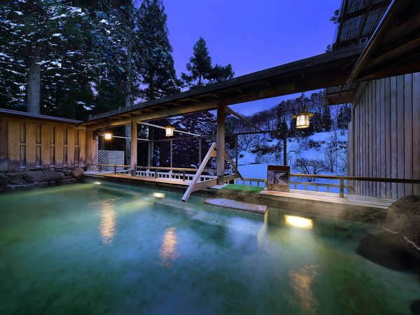 【冬の露天風呂】解放感を感じる露天風呂は、銀山温泉の四季を感じることができます。