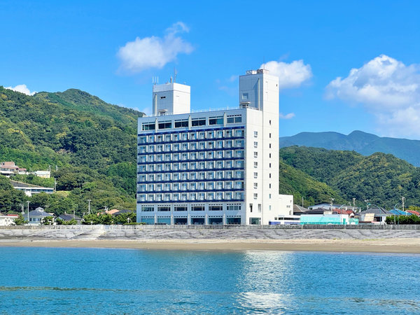 松崎海岸が目の前に広がり、波の音を聞きながら非日常の雰囲気をお楽しみください。