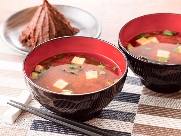 【新幹線口・名駅南限定メニュー】東海地方特産の豆味噌を使用した赤だし味噌を定番の味噌汁にしてご用意