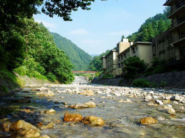 清流が流れる小川沿いに建つホテルおがわ