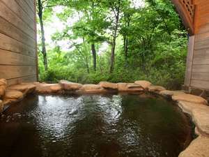 野趣のある石の露天風呂。目の前に広がる那須高原の自然を気軽に貸切でお楽しみください。