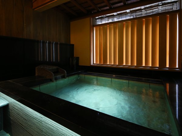 貸切り風呂「山ざくら」。しっとりとした十和田石の浴槽で城崎の温泉をご堪能ください