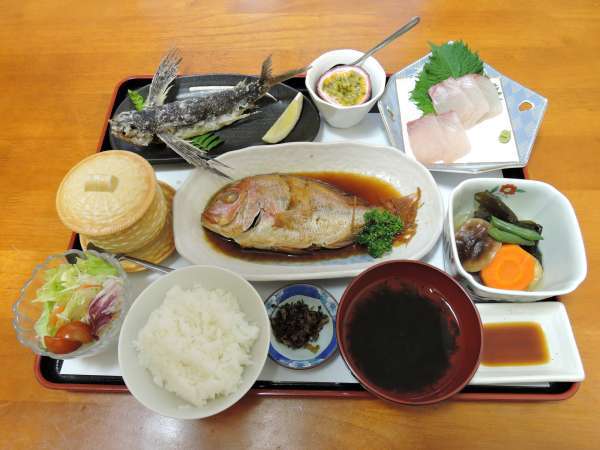 *【夕食一例】地元の食材を使った「屋久島地魚料理」