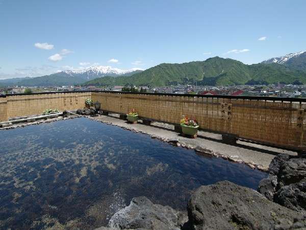 君様の湯から八海山を望む