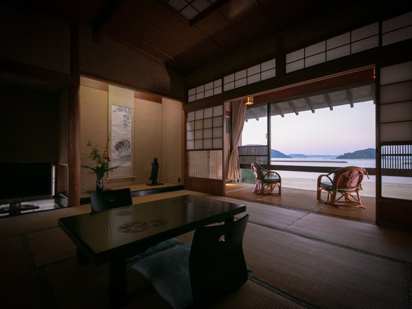 本館20畳/西の間大島や鳥島、宝当神社のある高島などの景色がお愉しみいただけます