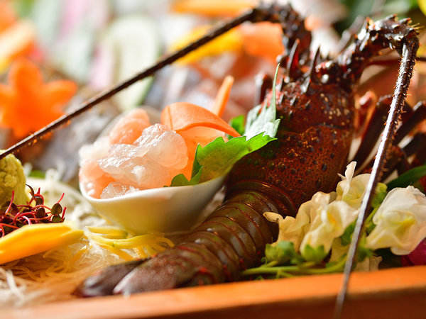 【伊勢海老】ぷりぷりお刺身に香ばしい焼き物、出汁が美味しいお味噌汁、様々なお料理で満喫！