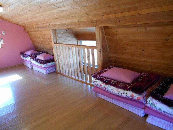 寝室は山小屋風のワクワクする空間